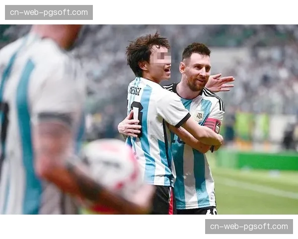 小球迷冲入场内拥抱偶像萨卡,随后被安保人员带离 小球迷冲入场内拥抱偶像萨卡,随后被安保人员带离