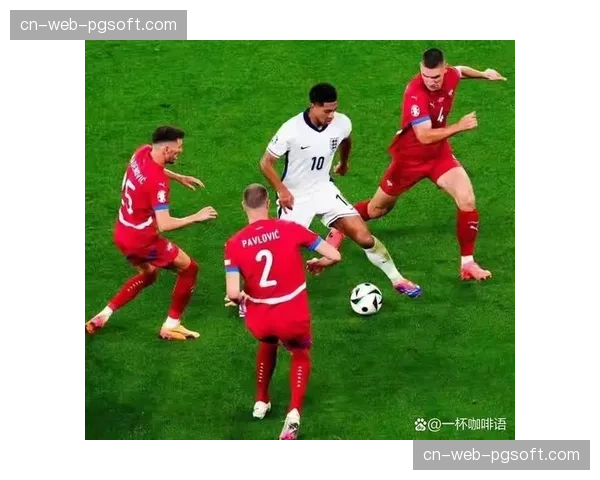 特写：雨战中哈兰德头球破门后示意全场安静，致敬看台上住院的俱乐部小球迷